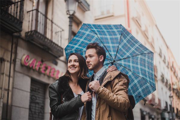 梦见与情人在雨中步行