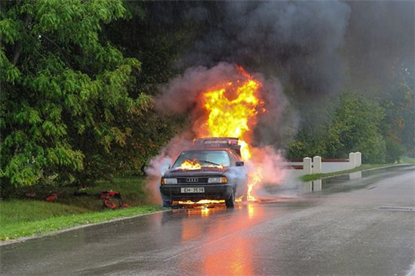 梦见车爆炸是什么意思