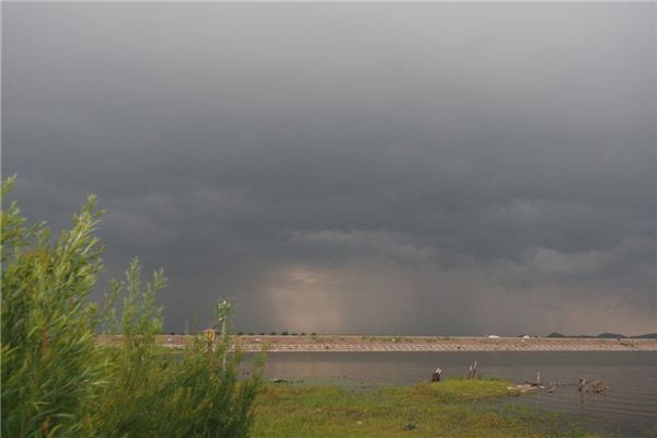 梦见暴风雨之前